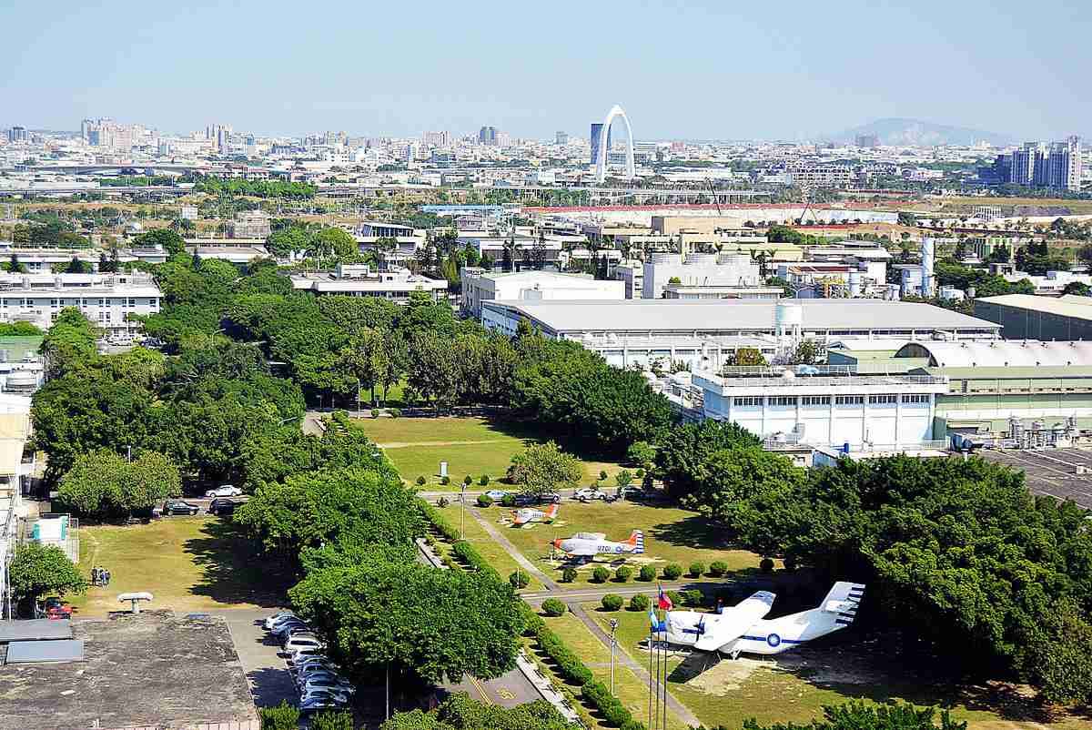 機器人幫你搬行李！台中話題新開「智能AI旅店」，入住享6道菜法式早餐