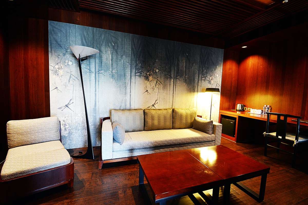 機器人幫你搬行李！台中話題新開「智能AI旅店」，入住享6道菜法式早餐