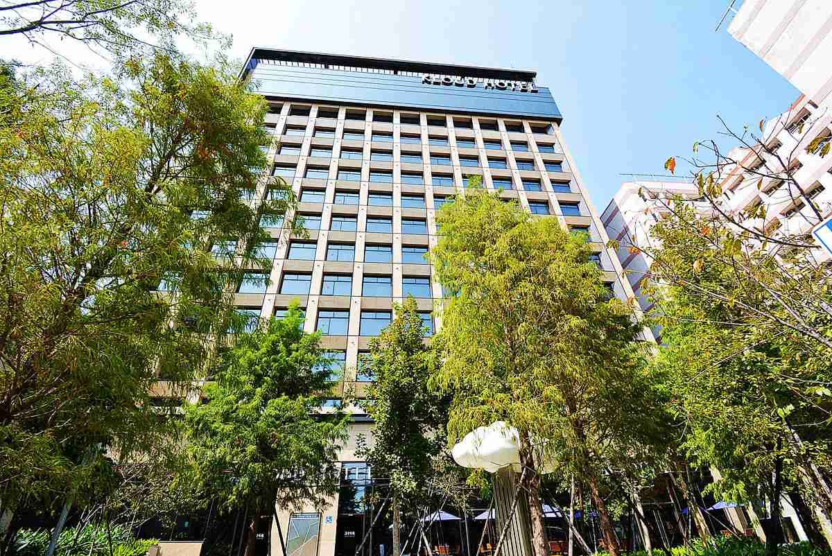 機器人幫你搬行李！台中話題新開「智能AI旅店」，入住享6道菜法式早餐