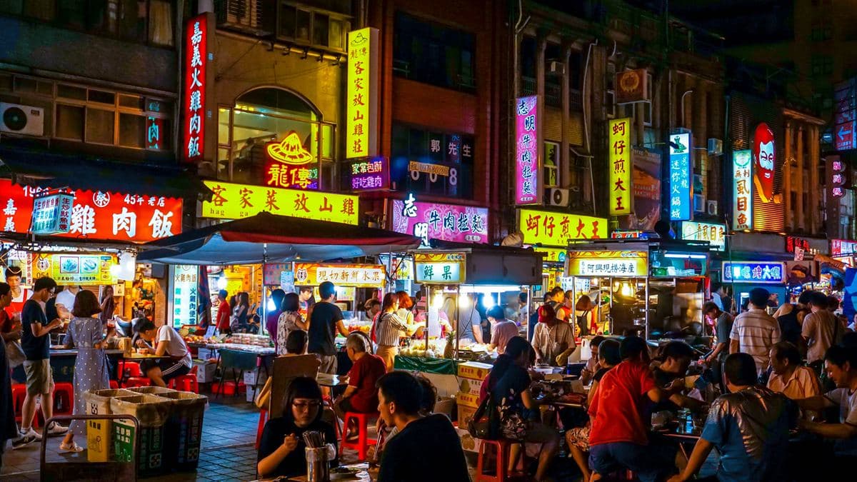 李安、威爾史密斯都來逛！寧夏夜市必吃8攤：輸送帶蚵仔煎、爆餡鐵板蔥餅捲