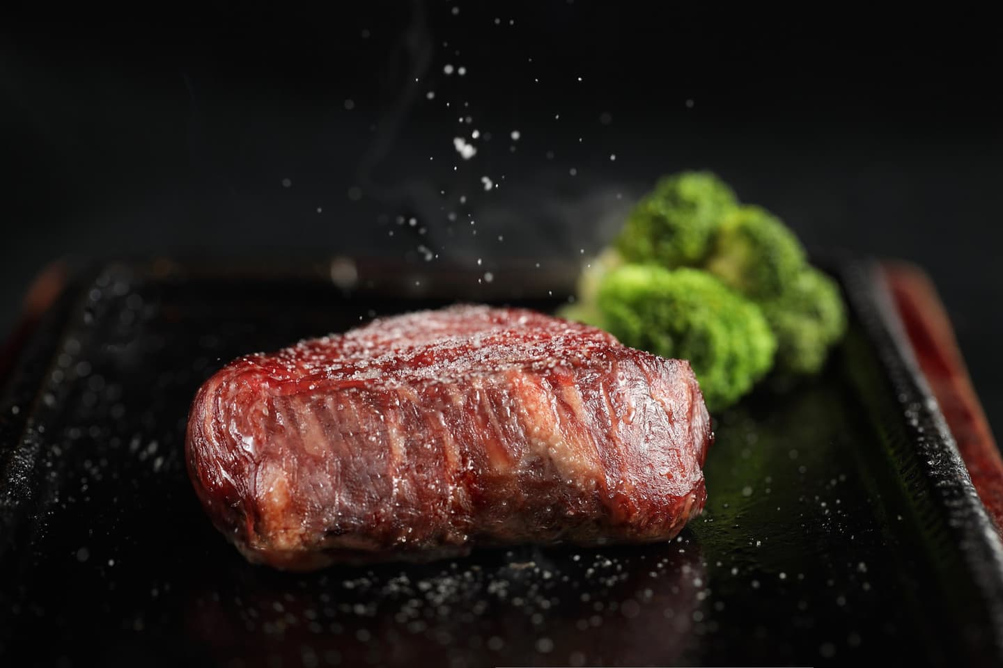 平價牛排進軍台南，280元牛排有和牛滷肉飯任吃！開幕優惠四人同行兩人免費