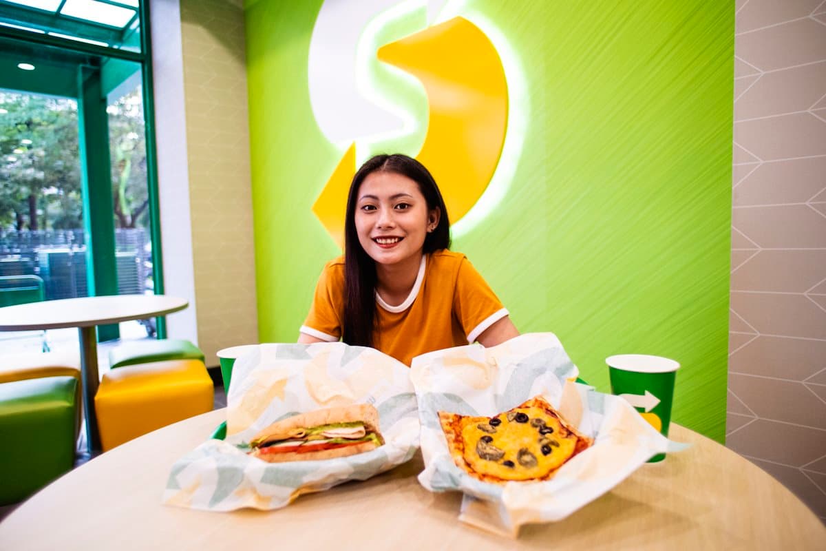 吃貨要跟上！SUBWAY首度推「起司披薩」選項，加碼喝泰式奶茶、抹茶拿鐵