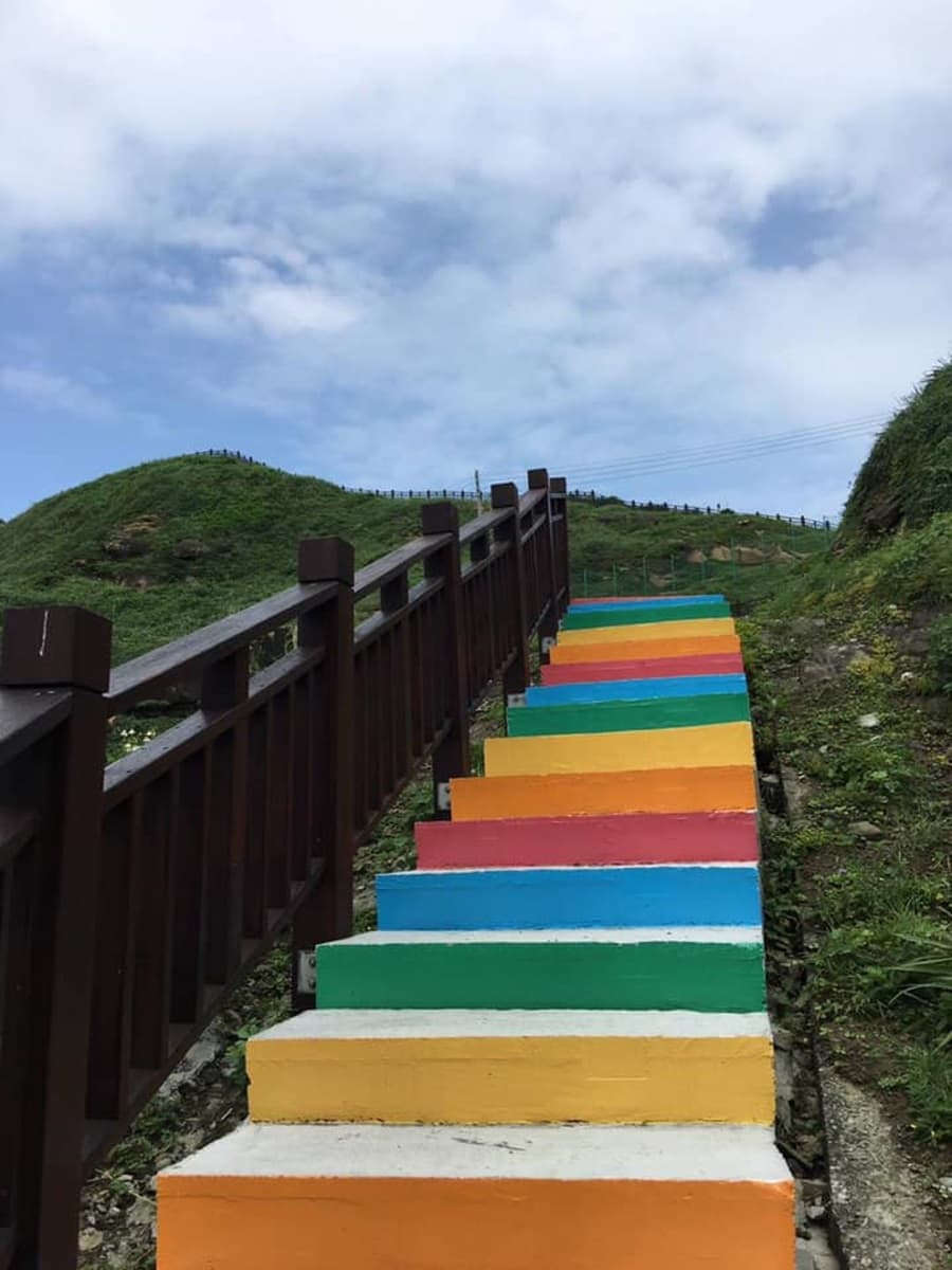 東北角新祕境「限時開放」！軍營變身「粉紅迷彩」一秒甜美，還有超萌五色梯