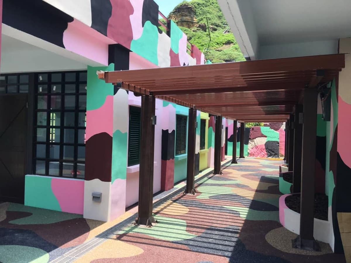 東北角新祕境「限時開放」！軍營變身「粉紅迷彩」一秒甜美，還有超萌五色梯