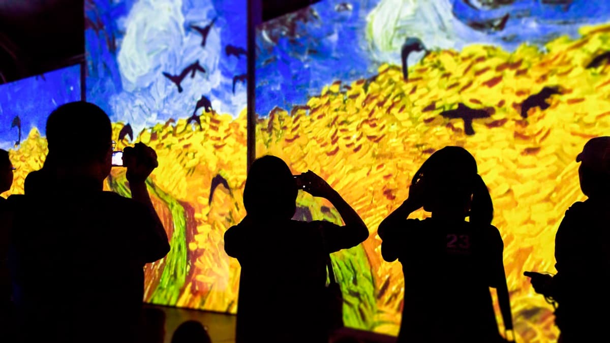 走進梵谷畫裡！3層樓巨幕「光影展」看星夜、向日葵，還有梵谷房間可拍