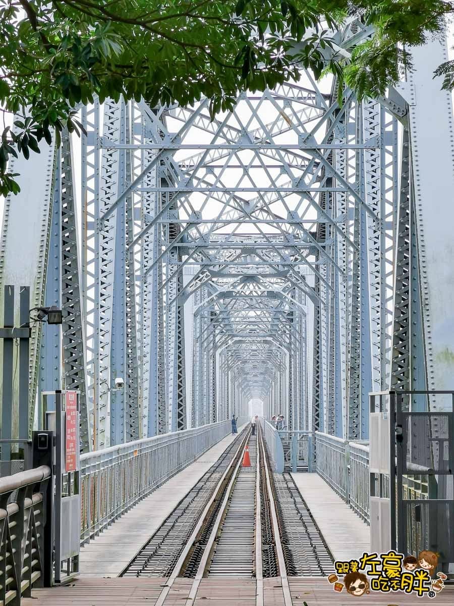 金黃火燒雲奇景現！千坪大波斯夢幻花海開了，必衝「空氣感鐵橋」拍日系美照