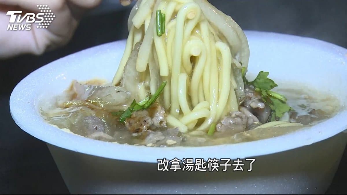 想吃請排隊！精誠夜市4攤口碑小吃：大火炒鴨肉羹、2層鍋炸地瓜球、炭烤沾醬雞排