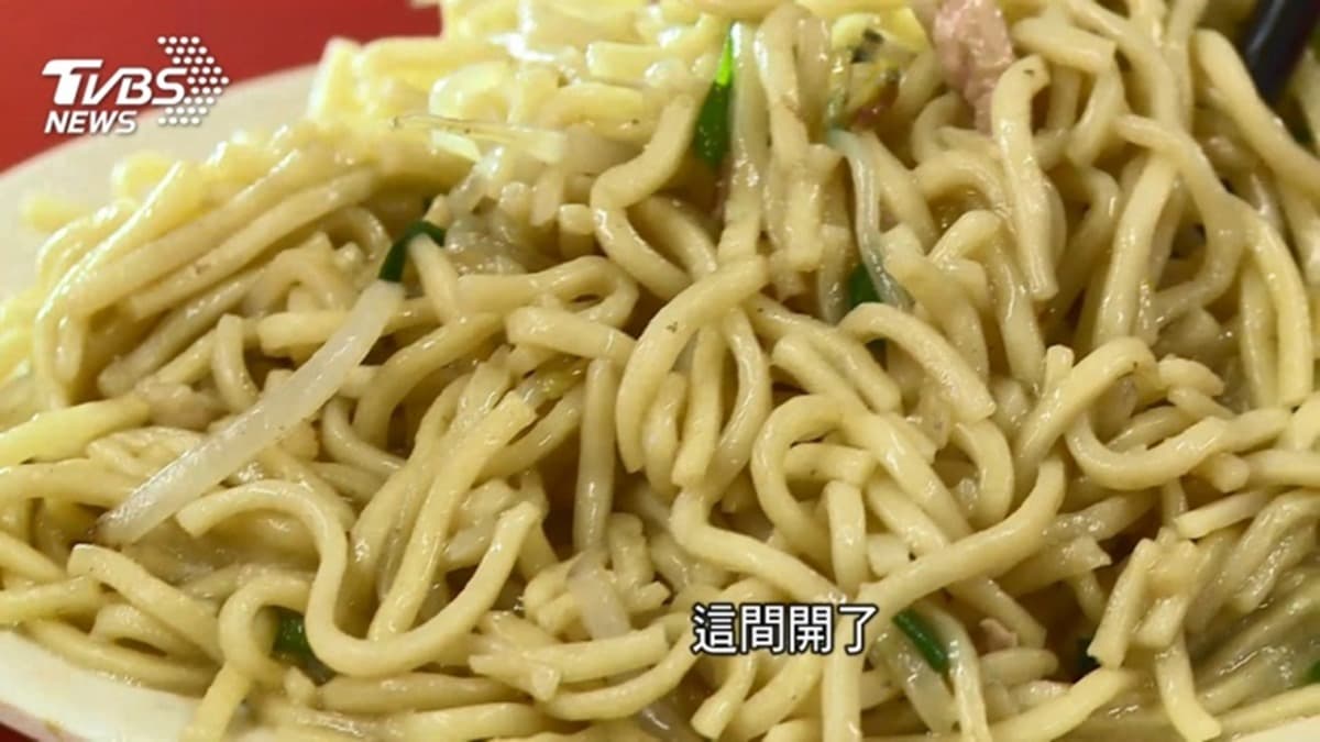 台中「中華夜市」在地人推這9攤:60年炒麵、冷凍芋配烤吐司、先脫衣再烤雞腿 台中「中華夜市」在地人推這9攤:60年炒麵、冷凍芋配烤吐司、先脫衣再烤雞腿