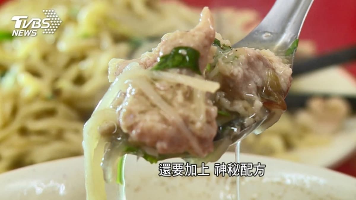 台中「中華夜市」在地人推這9攤:60年炒麵、冷凍芋配烤吐司、先脫衣再烤雞腿 台中「中華夜市」在地人推這9攤:60年炒麵、冷凍芋配烤吐司、先脫衣再烤雞腿