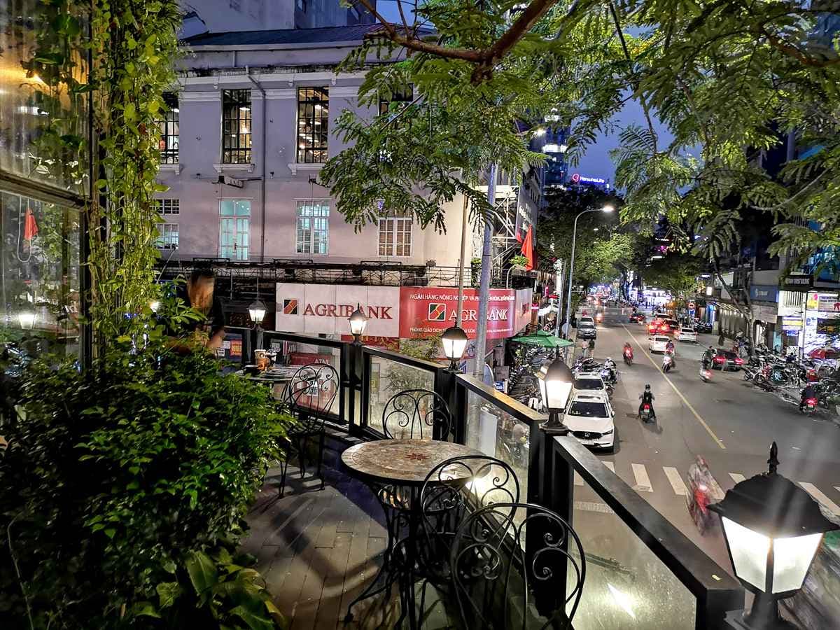 超浮誇美拍咖啡店，四層樓高「鳥籠咖啡」像坐在森林裡