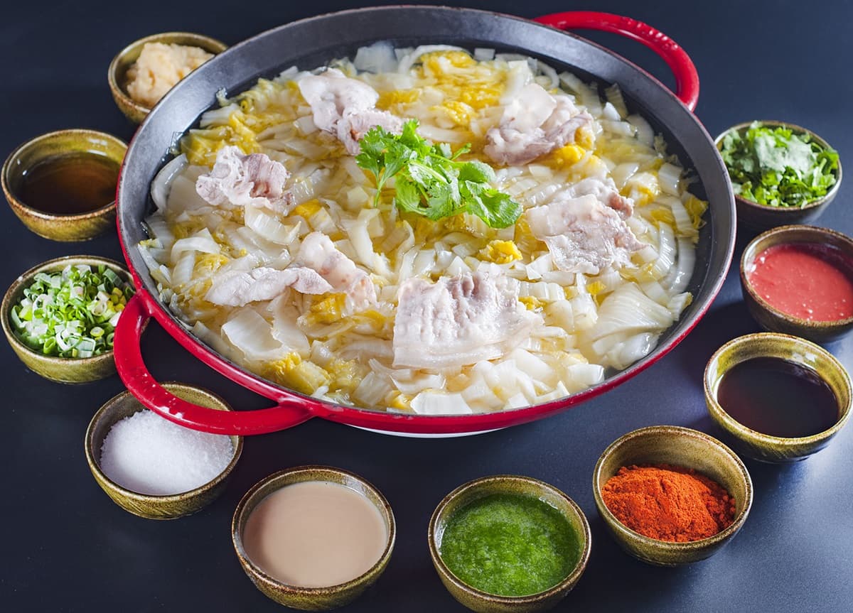 火鍋控暴動了！飯店推超狂「酸菜白肉鍋Buffet」＋白酒喝到飽不到六百元
