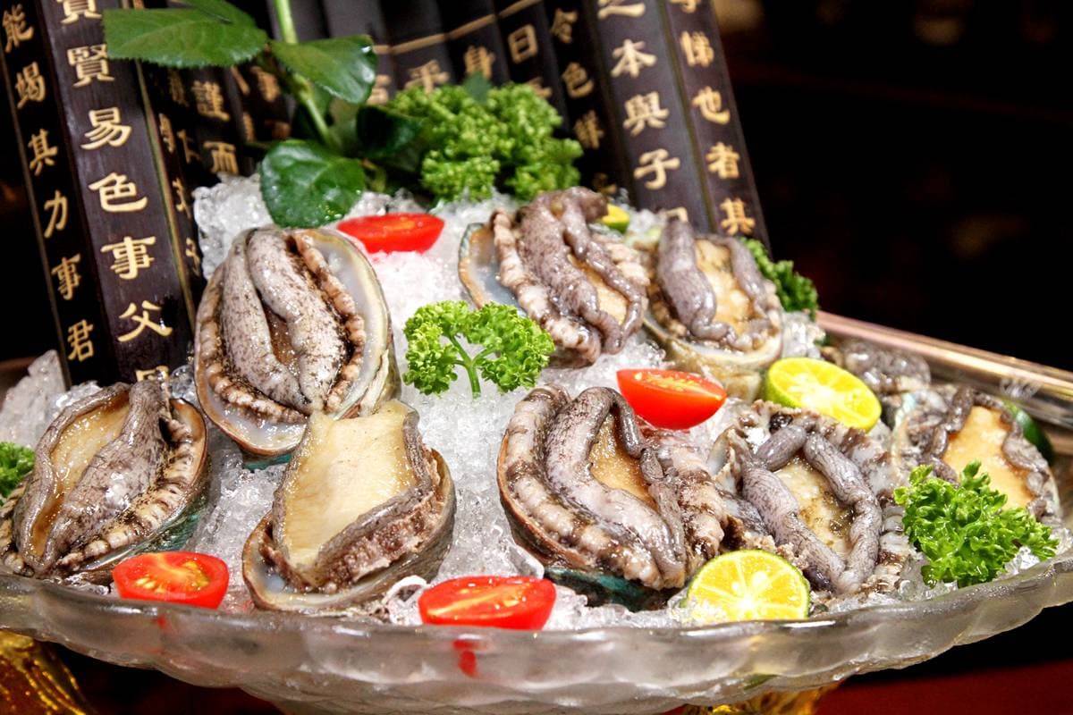 帝王級痛風鍋！巨無霸手臂蝦、手掌大牛奶貝，還有電動旋轉圓桌、包廂歡唱