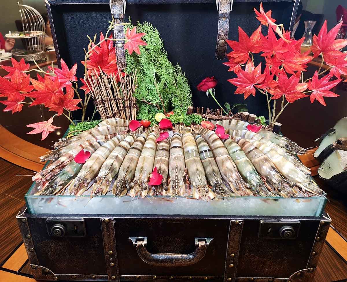 帝王級痛風鍋！巨無霸手臂蝦、手掌大牛奶貝，還有電動旋轉圓桌、包廂歡唱