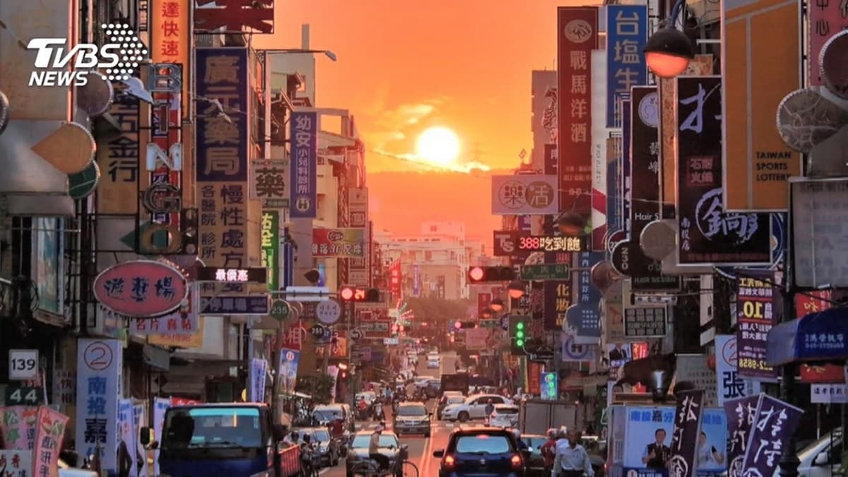 「魔幻懸日」現身桃園！火紅夕陽「金黃光圈爆發」掉進路中央，最佳觀賞時間曝光