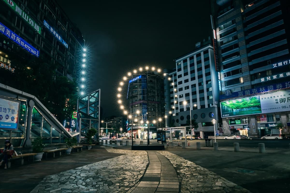 東區變身科幻電影場景！神祕「光電獸」進駐龍門廣場、綠光蜘蛛網飛滿天