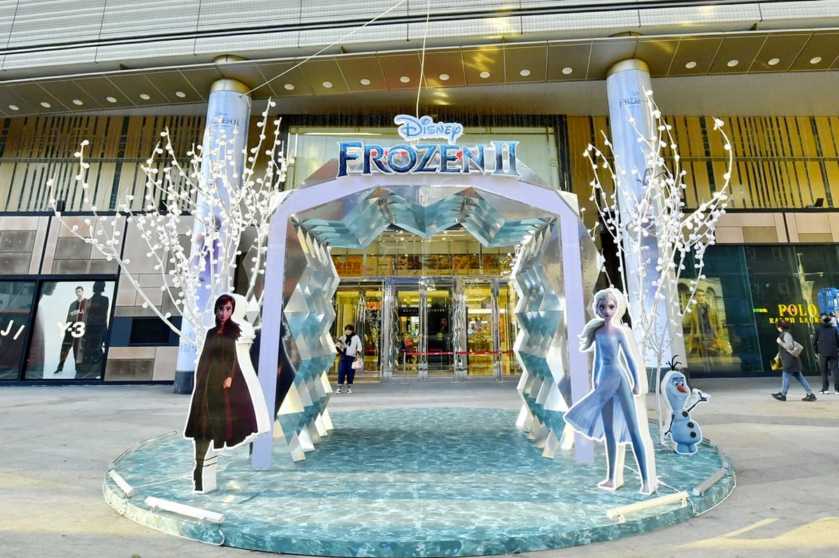 全台7大「冰雪打卡點」！超閃亮「冰雪隧道」、夢幻「楓葉雪寶」這裡拍