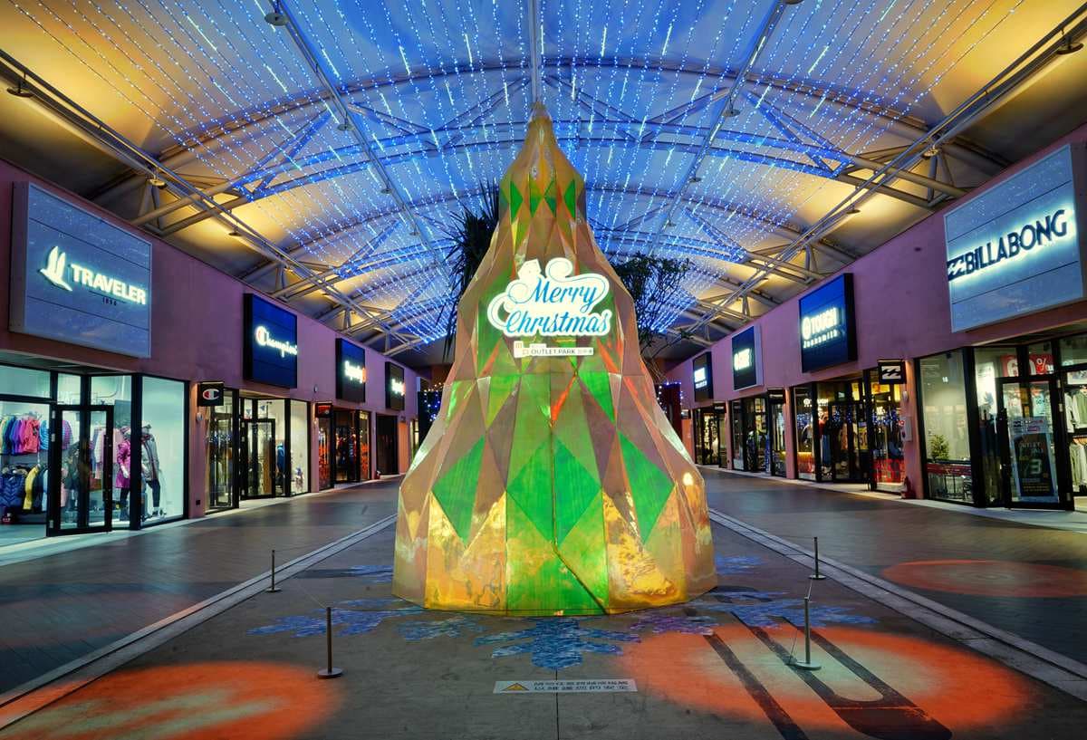 台中、林口網美衝了！三井OUTLET推限定絕美造景，5米高「寶石耶誕樹」必拍
