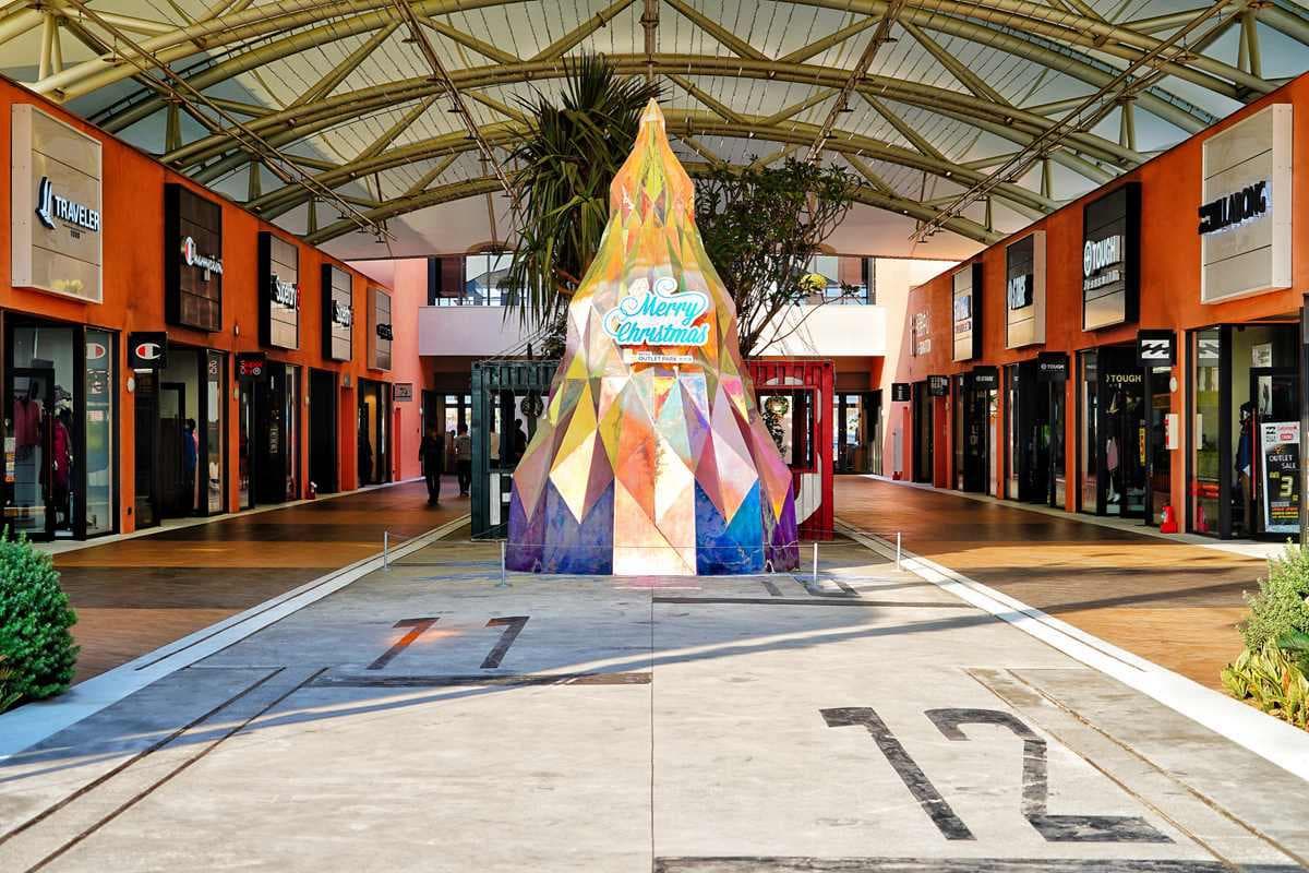 台中、林口網美衝了！三井OUTLET推限定絕美造景，5米高「寶石耶誕樹」必拍