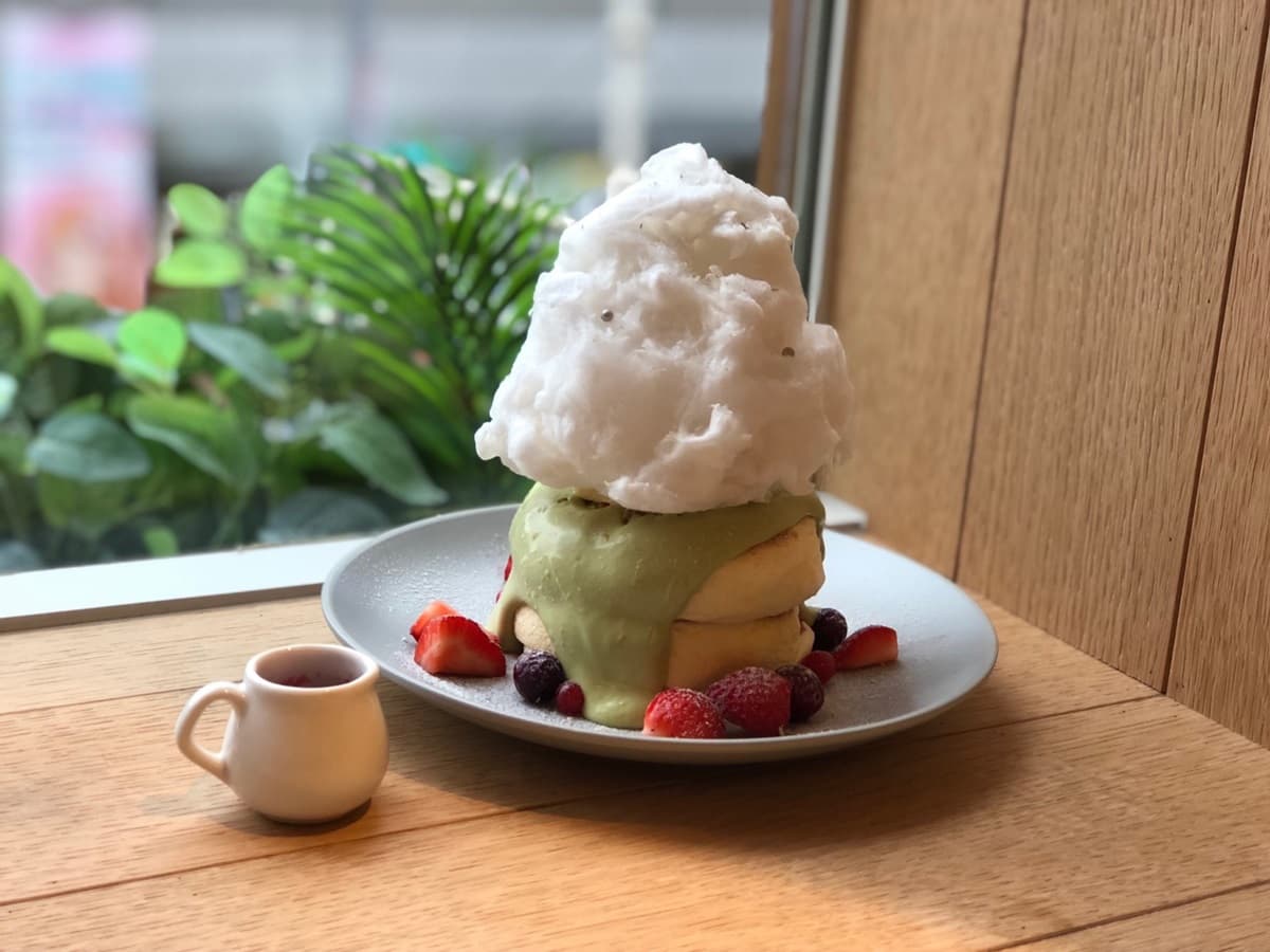 軟白棉花糖「堆出夢幻雪景」！奇蹟舒芙蕾冬季限定「開心果」口味，裡面藏超大草莓