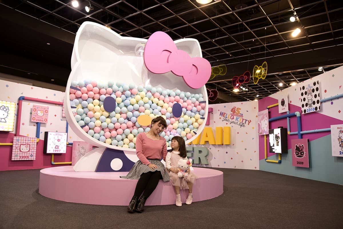 貓迷高雄見！全台首發「Hello Kitty45週年展」，3公尺高Kitty巨型扭蛋機必玩