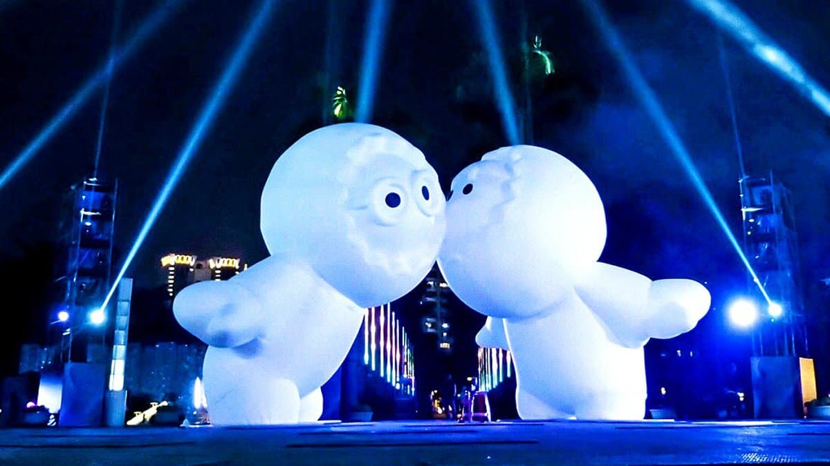 是阿尼還是雪寶？高雄追光走了啦！40層樓「光之耶誕樹」全台最高