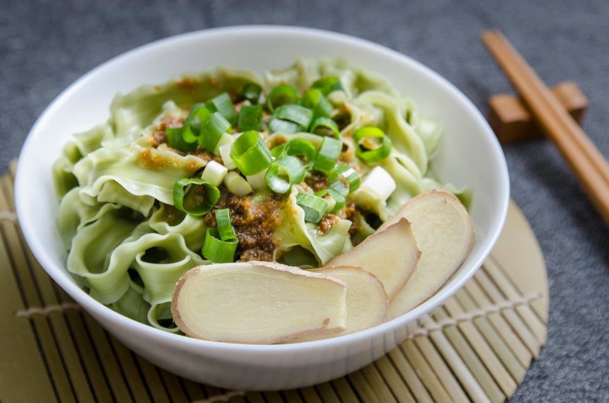 手指點一下《食尚玩家》就能吃好料！超夯千層酥、和牛「乒乓球」免排隊這裡買