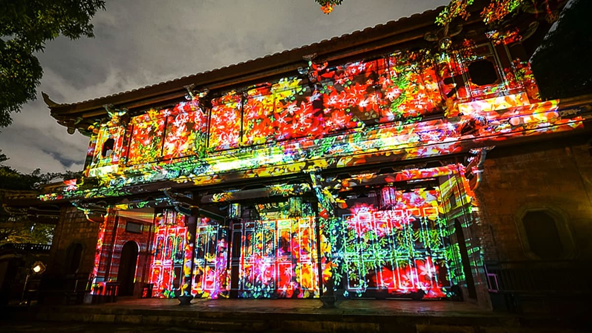 免出國就可看「日本夜楓」！林家花園限定光雕秀登場，百年宅院「開出四季花」