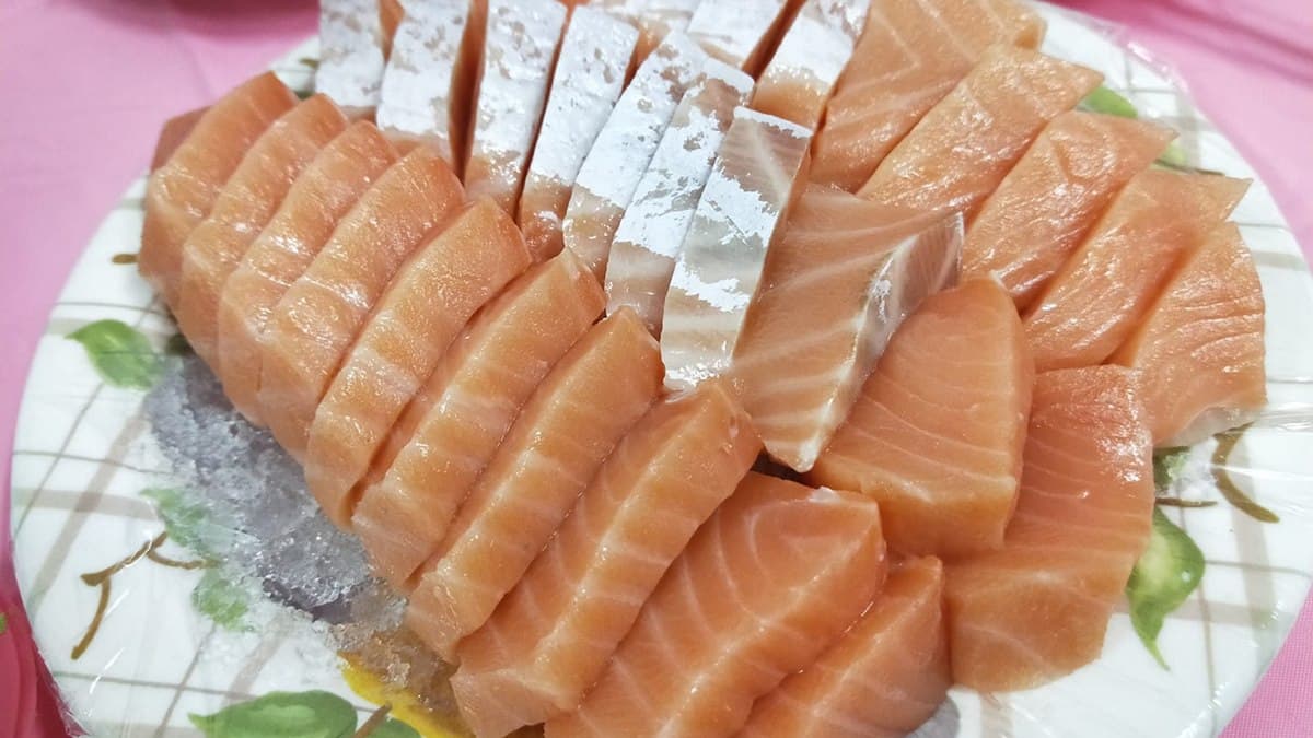 後壁湖超狂生魚片！2份大綜只要400元，網暴動：「那個厚度很可以」