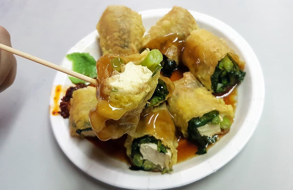 聽說台中人覺得這樣吃臭豆腐最美味，網友讚口感大升級！全台這11家必吃