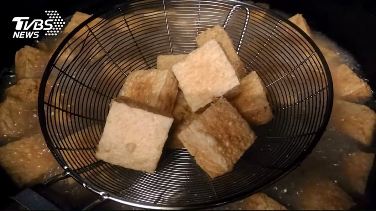 聽說台中人覺得這樣吃臭豆腐最美味，網友讚口感大升級！全台這11家必吃