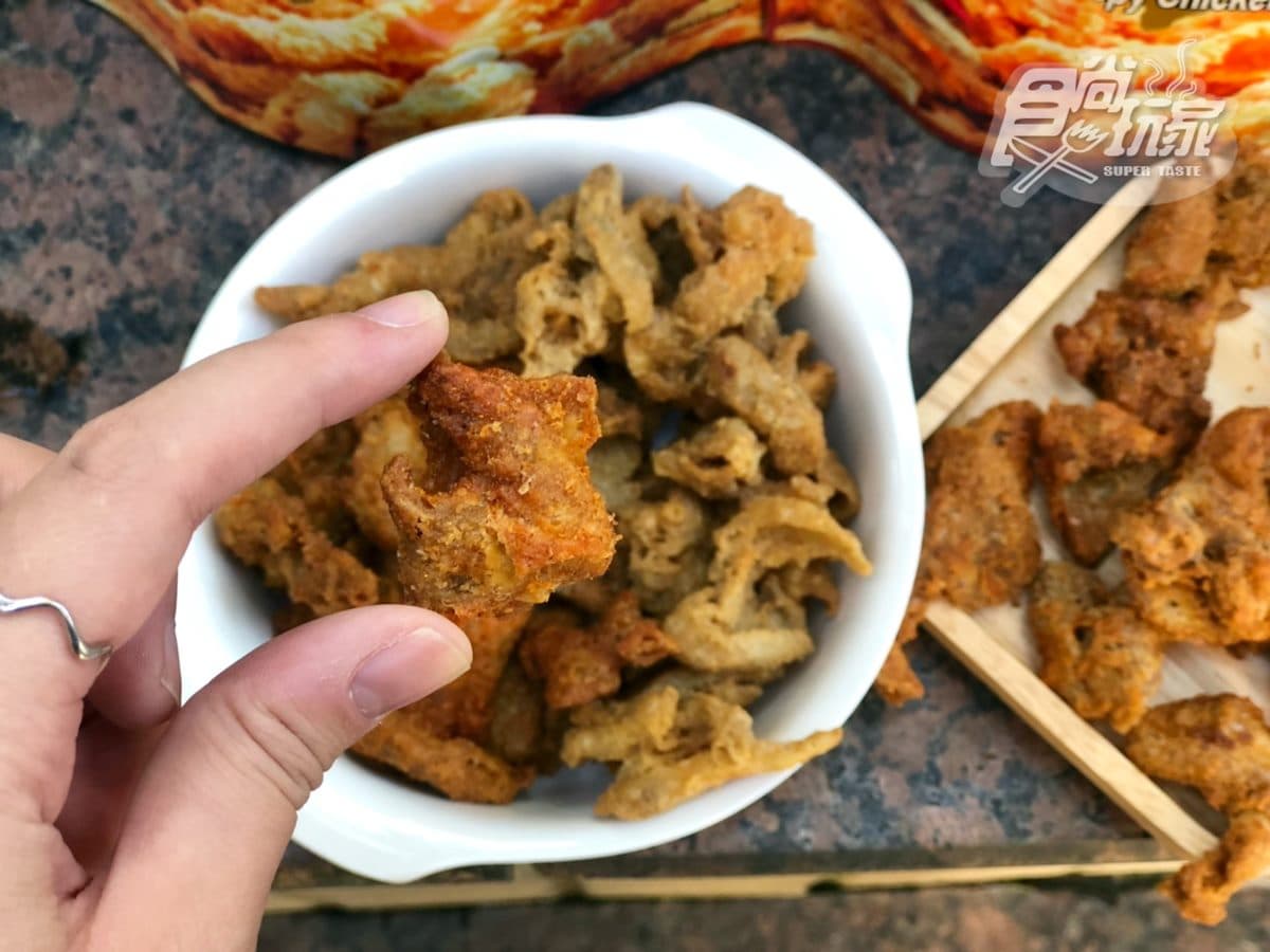 厭世最高!超商獨家「白爛貓周邊」開賣+艋舺雞排推「雞皮零食」 厭世最高!超商獨家「白爛貓周邊」開賣+艋舺雞排推「雞皮零食」
