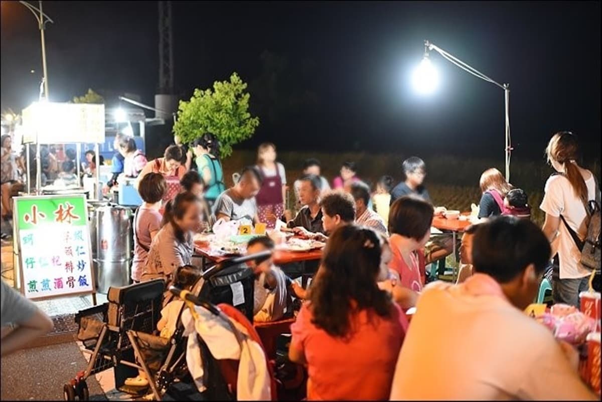 快衝宜蘭！全新「礁溪溫泉夜市」出站就能逛，週日限定100多攤進駐
