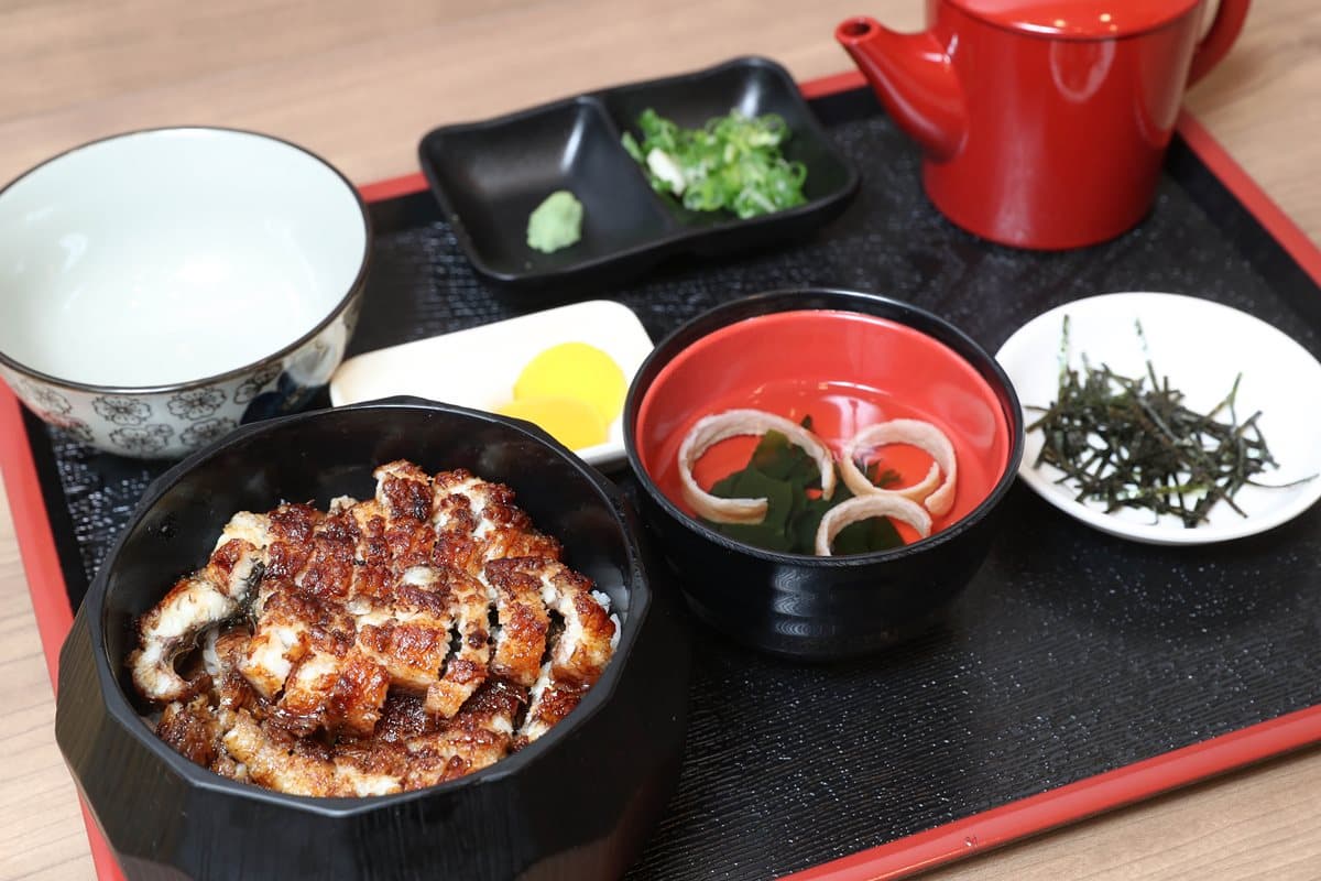 【新開店】鰻魚飯糰40元就能吃！星級主廚開「三河屋」，挑戰最強「鰻魚飯」