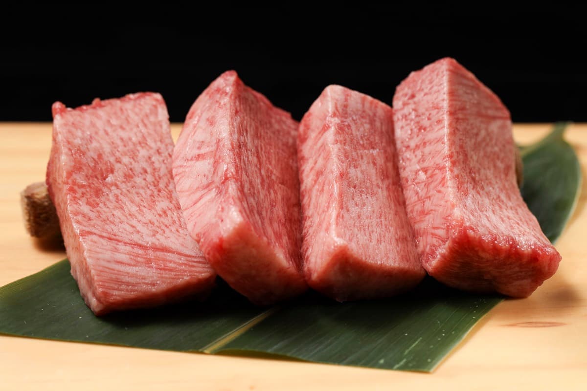 【新開店】信義遠百最高樓！超潮燒肉店「厚切牛舌」六天免費，還有泡泡舞台、KTV可玩