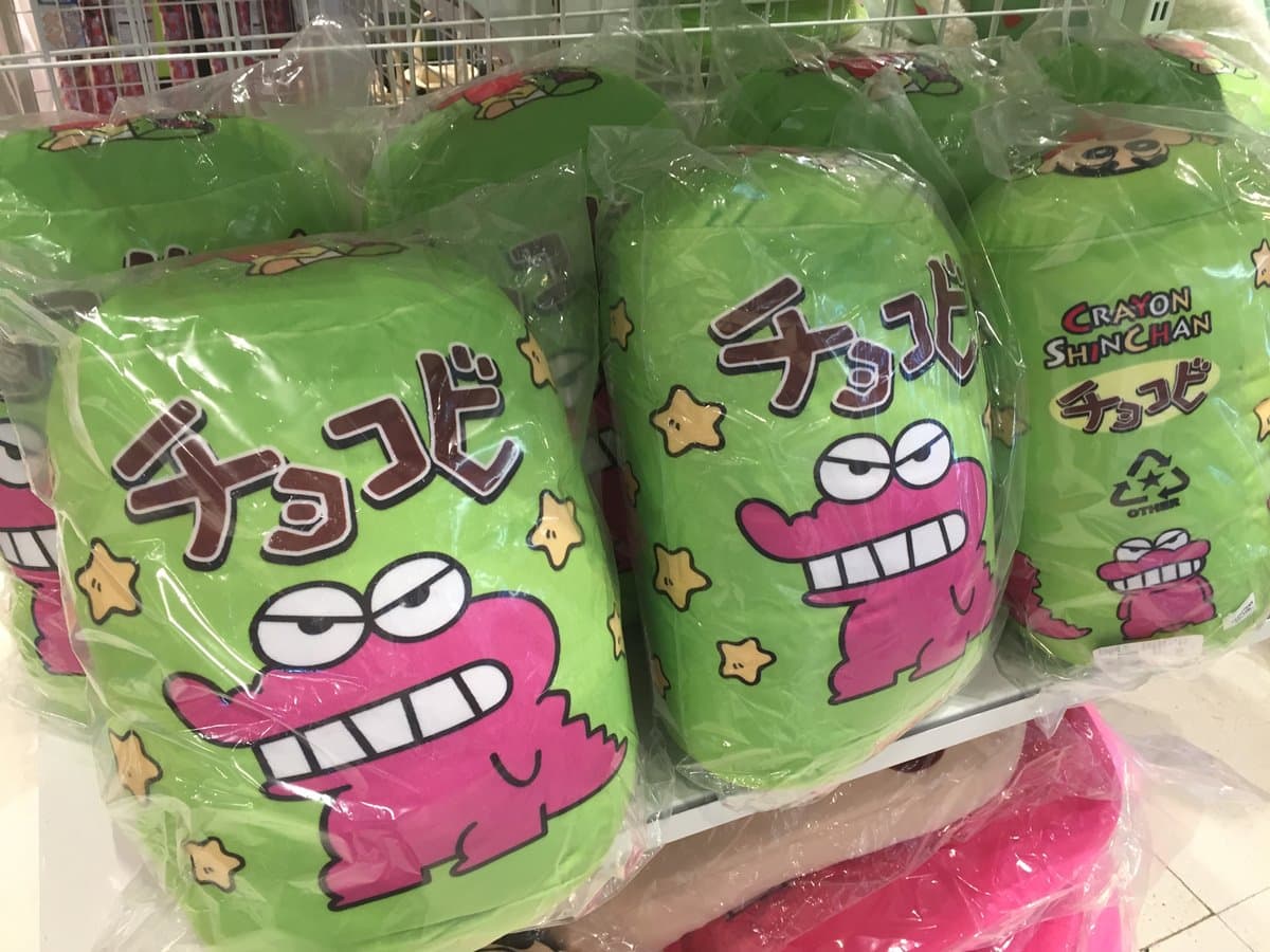 超狂「蠟筆小新快閃店」校車開進來！全台首賣抱枕、小新碗公買得到