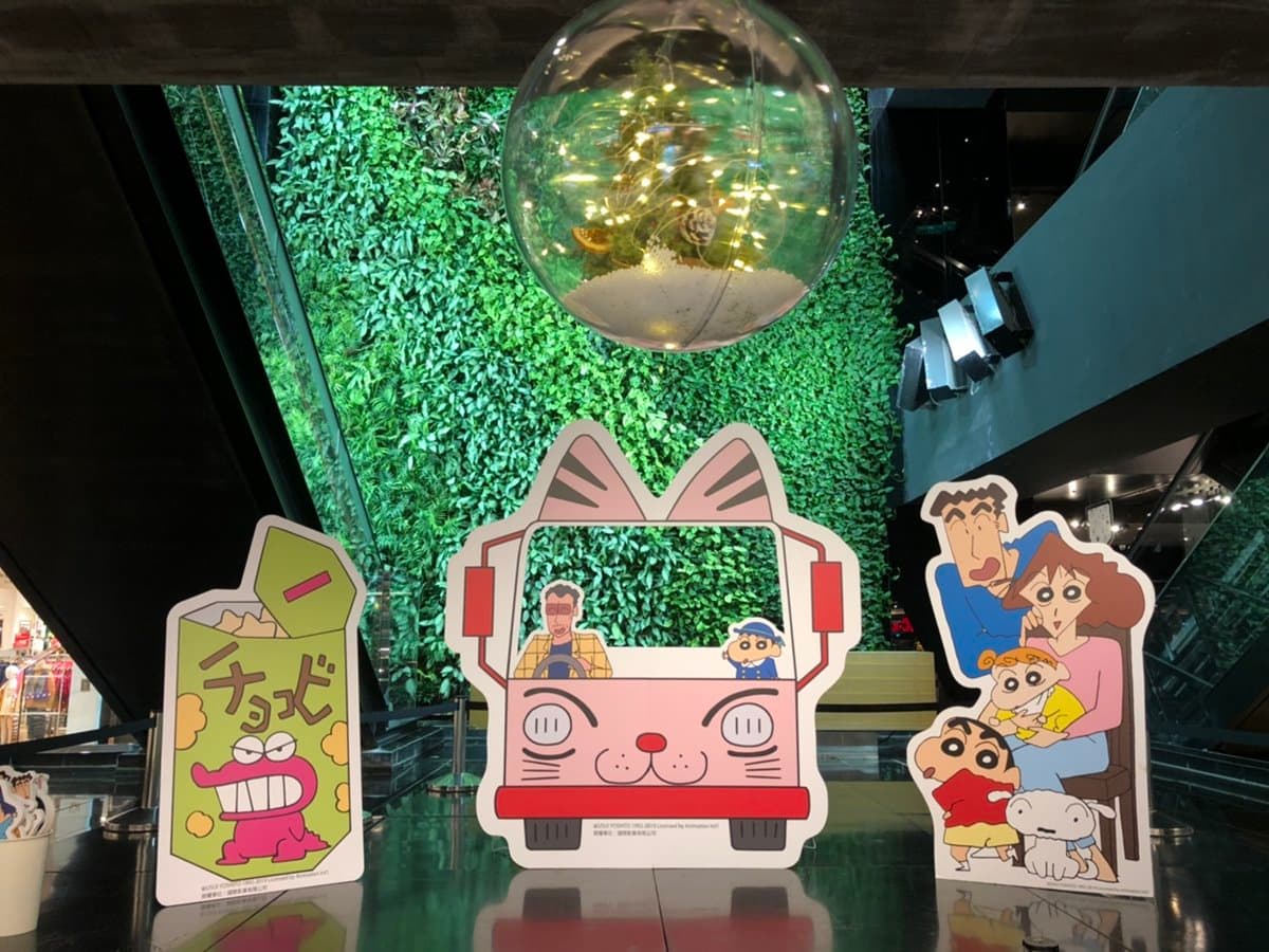 超狂「蠟筆小新快閃店」校車開進來！全台首賣抱枕、小新碗公買得到