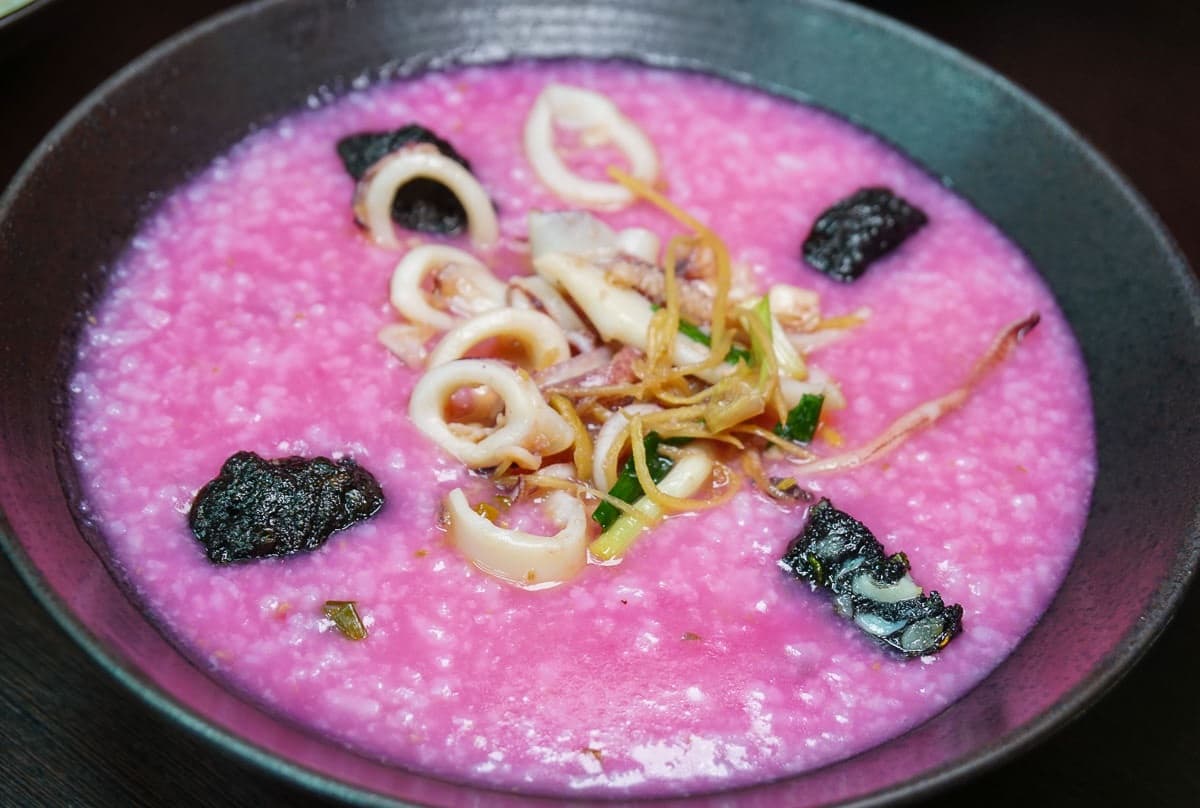 少女心冒煙了！海味小吃店「粉紅仙人掌粥」IG暴紅，內行推配「鹹蛋黃芋泥丸」
