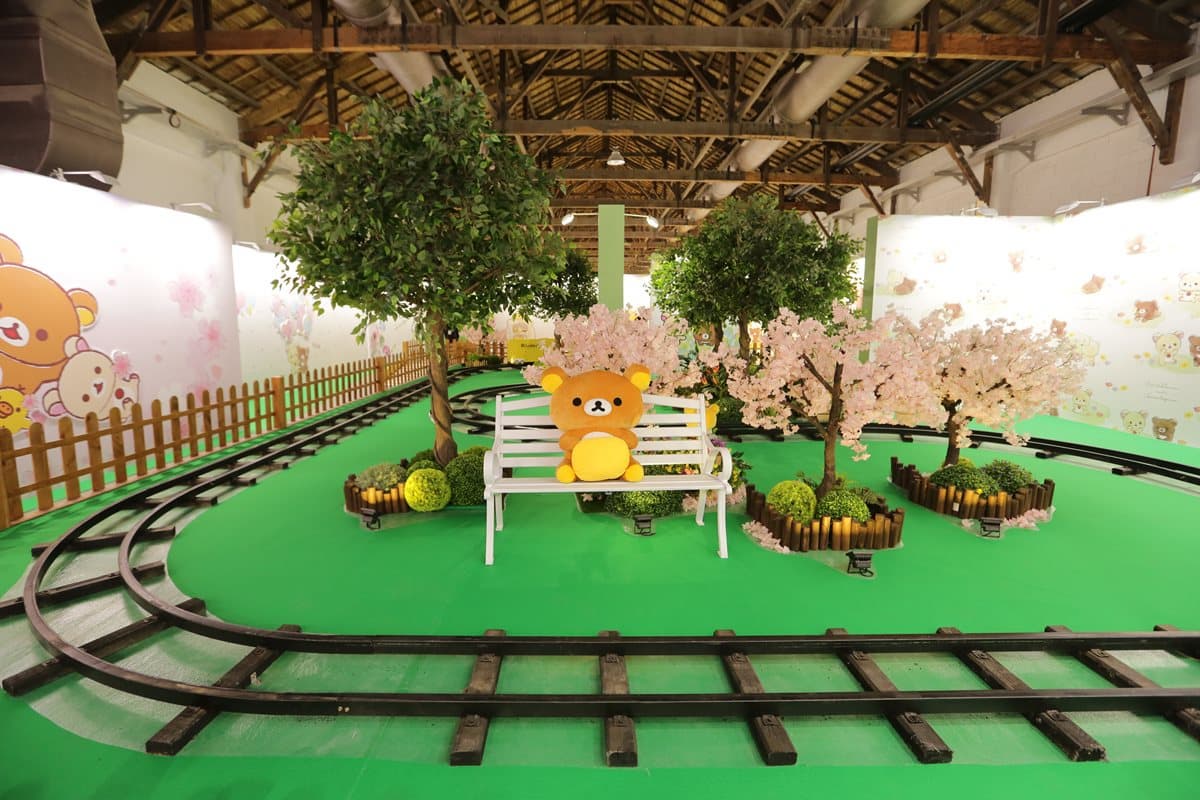 2公尺拉拉熊公仔等你拍！「拉拉熊懶萌日常展」5大展區：坐火車、變裝秀