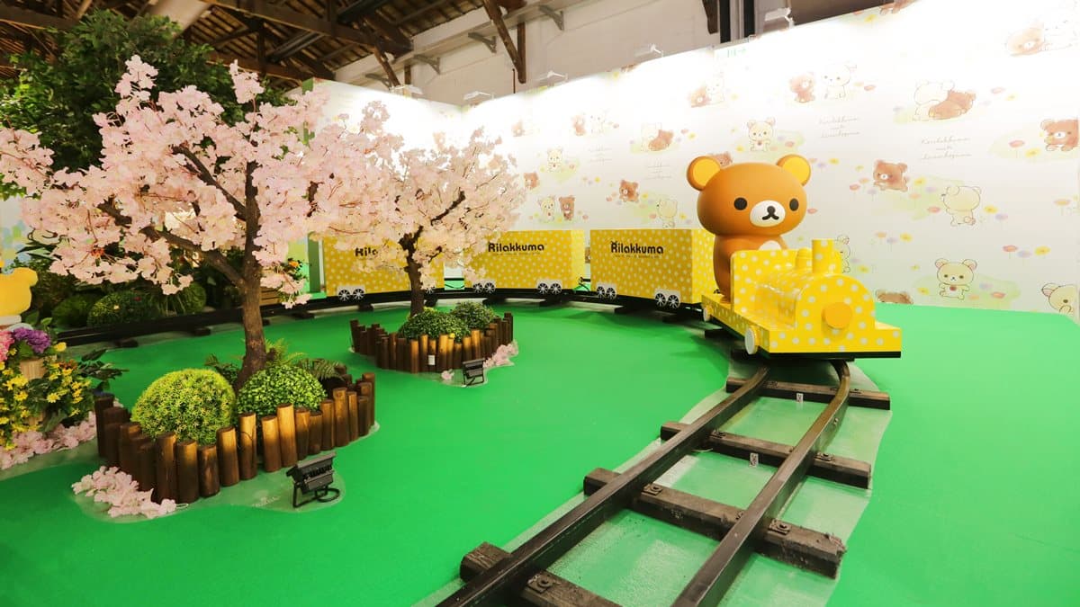2公尺拉拉熊公仔等你拍！「拉拉熊懶萌日常展」5大展區：坐火車、變裝秀