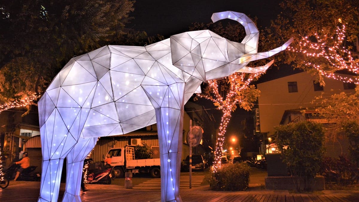 夜間動物派對開園！「屏東綵燈節」20組動物燈飾萌翻，4大主題燈區搶先看