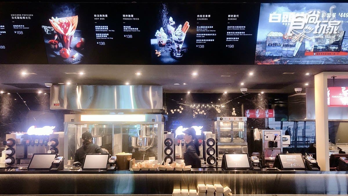 超豪華「MUVIE CINEMAS」來囉!22公尺巨幅銀幕+尊榮皮椅,還可大嗑名古屋人氣炸雞 超豪華「MUVIE CINEMAS」來囉!22公尺巨幅銀幕+尊榮皮椅,還可大嗑名古屋人氣炸雞
