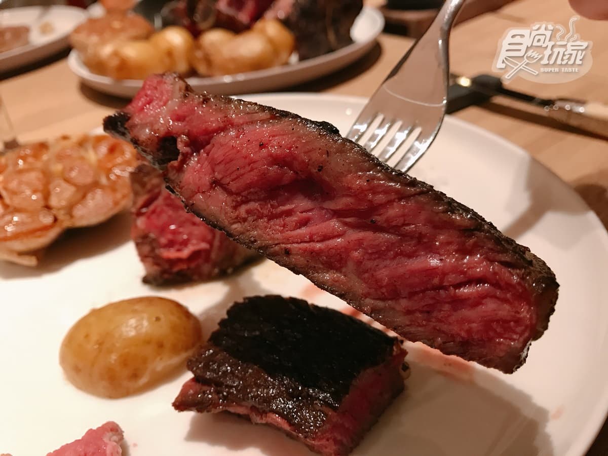 牛排控尖叫！台北夯店「巨人戰斧牛排」厚度像舒芙蕾，還有現做甜點、海鮮沙拉吃到飽