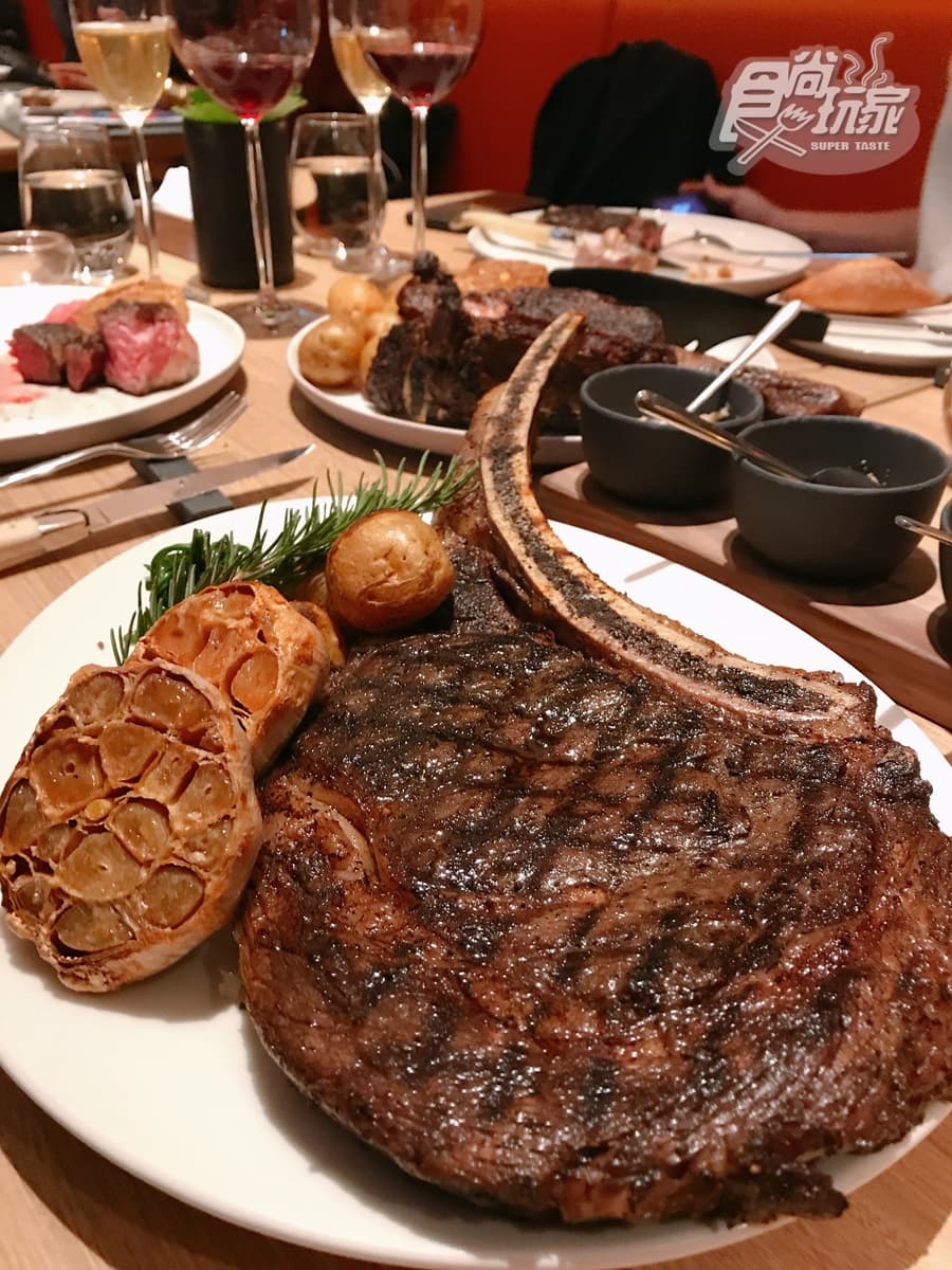 牛排控尖叫！台北夯店「巨人戰斧牛排」厚度像舒芙蕾，還有現做甜點、海鮮沙拉吃到飽