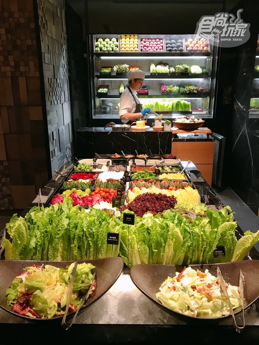 牛排控尖叫！台北夯店「巨人戰斧牛排」厚度像舒芙蕾，還有現做甜點、海鮮沙拉吃到飽