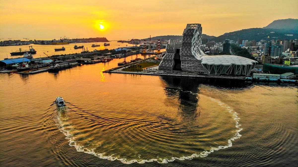 高雄這隻「大鯨魚」美呆！過年限定文青市集，吹海風聽10場音樂表演