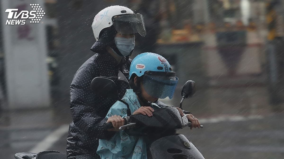 冷空氣變壯「高山雪下不停」！平地還要凍2天，兩地「亮10度以下警報燈」這天回暖