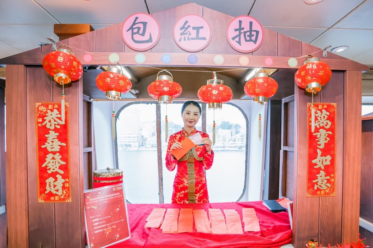 登郵輪只要20秒！全台唯一「自助報到」開放用，先玩「寶瓶星號」年貨大街+星馬年菜