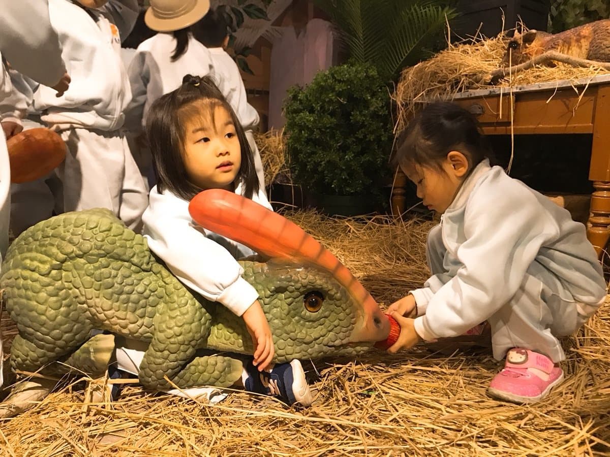 坐4公尺暴龍拍照!「恐龍大鬧兒童新樂園」特展,餵食恐龍玩闖關遊戲 坐4公尺暴龍拍照!「恐龍大鬧兒童新樂園」特展,餵食恐龍玩闖關遊戲