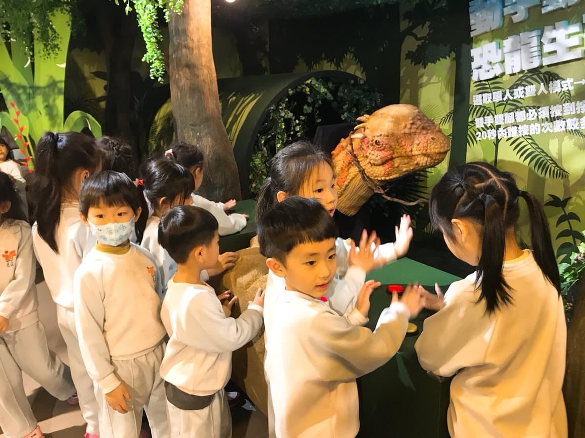 坐4公尺暴龍拍照!「恐龍大鬧兒童新樂園」特展,餵食恐龍玩闖關遊戲 坐4公尺暴龍拍照!「恐龍大鬧兒童新樂園」特展,餵食恐龍玩闖關遊戲