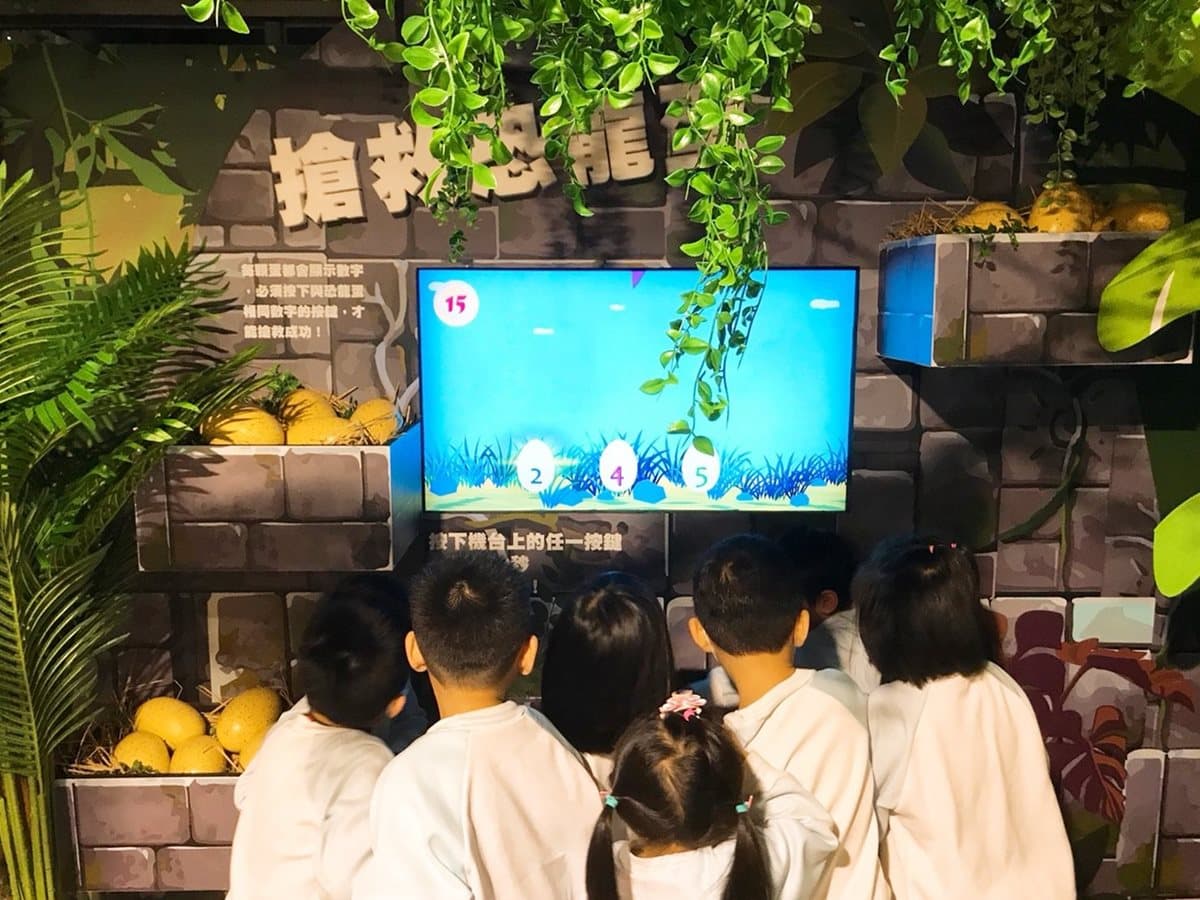 坐4公尺暴龍拍照!「恐龍大鬧兒童新樂園」特展,餵食恐龍玩闖關遊戲 坐4公尺暴龍拍照!「恐龍大鬧兒童新樂園」特展,餵食恐龍玩闖關遊戲